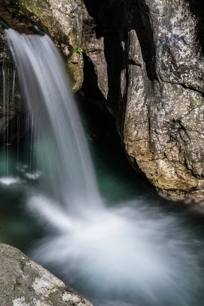 Wodospad w Val Vertova torrent Lombardii w pobliżu Bergamo w nim — Zdjęcie stockowe