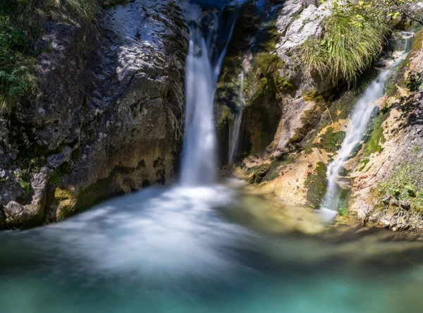 Vandfald på Val Vertova torrent Lombardiet nær Bergamo i det - Stock-foto