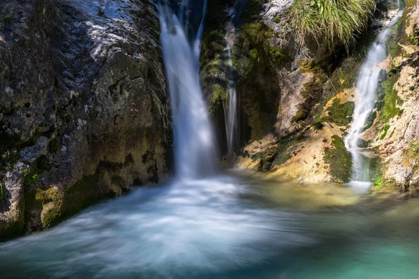 Vandfald på Val Vertova torrent Lombardiet nær Bergamo i det - Stock-foto