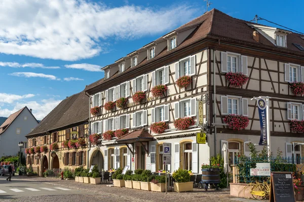 EGUISHEIM, FRANKRIG / EUROPA - SEPTEMBER 23: Hotel i Eguisheim i - Stock-foto