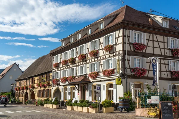 EGUISHEIM, FRANCE / EUROPE - SEPTEMBER 23: Hotel di Eguisheim — Stok Foto