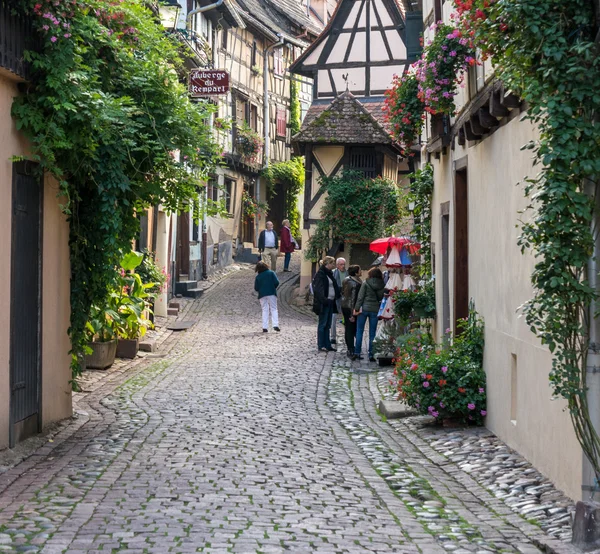 EGUISHEIM, FRANCIA / EUROPA - 23 SETTEMBRE: Turisti alla scoperta di Egu — Foto Stock