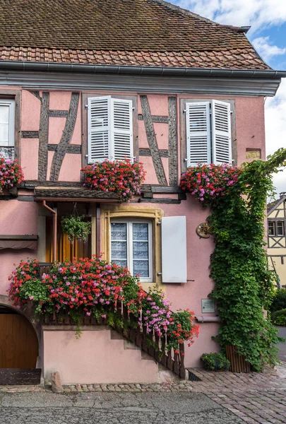 Eguisheim, Franciaország / Európa - szeptember 23.: muskátlik kívül a ho — Stock Fotó