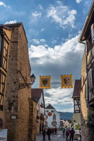 Eguisheim, Francja / Europa - 23 września: turystów poznawanie Egu — Zdjęcie stockowe