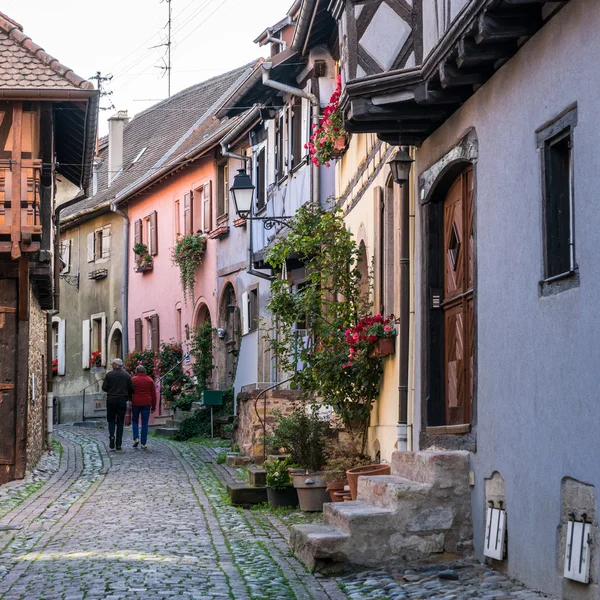 Eguisheim, Frankrike / Europa - 23 September: turister utforska Egu — Stockfoto