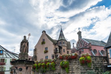 Eguisheim, Fransa / Avrupa - 23 Eylül: Chateau ve St Leon Ch
