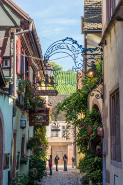 Riquewihr, Fransa / Avrupa - 24 Eylül: turist Riq keşfetmek