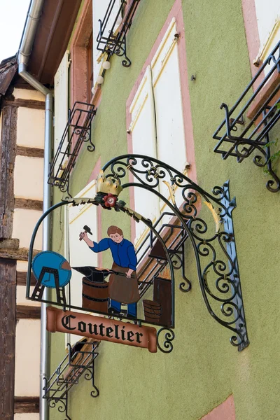 Riquewihr, Frankrike / Europa - 24 September: hängande tecken i Riquew — Stockfoto