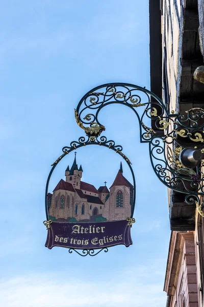 Riquewihr, Frankrike / Europa - 24 September: hängande tecken i Riquew — Stockfoto