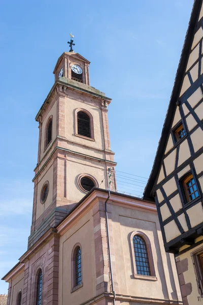 RIQUEWIHR, FRANCE/ EUROPE - SEPTEMBER 24: Church tower in Riquew — Stockfoto