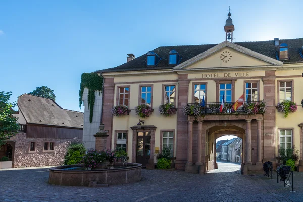 Riquewihr, frankreich / europa - 24. september: hotel de ville in riqu — Stockfoto