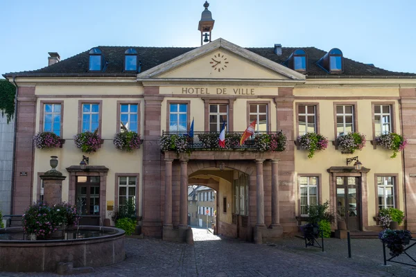 Riquewihr, frankreich / europa - 24. september: hotel de ville in riqu — Stockfoto