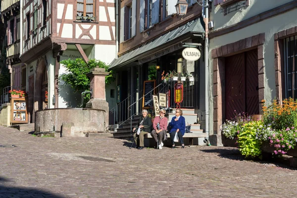 Riquewihr, Frankrike / Europa - 24 September: gamla kvinnor njuter av den — Stockfoto
