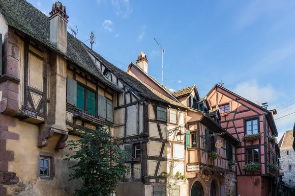 RIQUEWIHR, FRANCIA / EUROPA - 24 DE SEPTIEMBRE: Edificios coloridos en — Foto de Stock