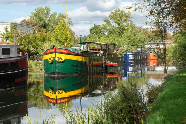 METZ, FRANCIA / EUROPA - 24 DE SEPTIEMBRE: Barcazas amarradas en Metz Lorra — Foto de Stock