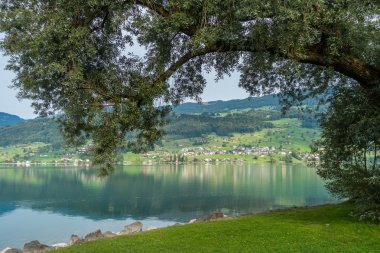 Sachseln Obwalden İsviçre'den Sarnersee görünümünü