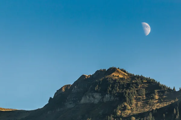 View of the moon near Sarnen Obwalden in Switzerland — ストック写真