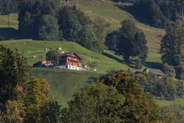 SARNEN, SWITZERLAND / EUROPE - 21 СЕНТЯБРЯ: View of a Swiss chal — стоковое фото