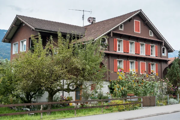 SACHSELN, SWITZERLAND/ EUROPE - SEPTEMBER 22:  Swiss chalet in S — Stock Photo, Image