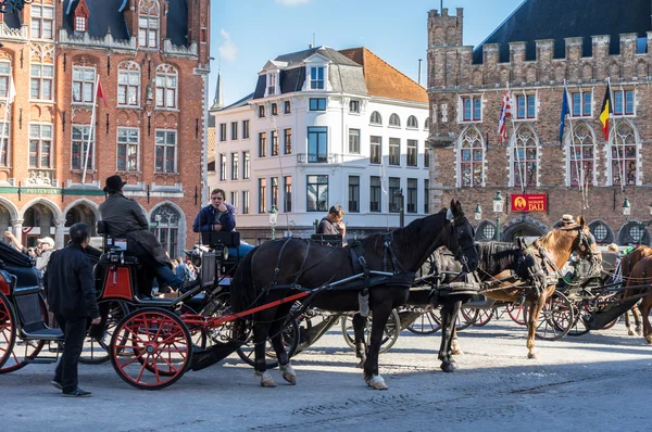 BRUGES, BELGIUM/ EUROPE - SEPTEMBER 25: Horses and carriages in — Stockfoto