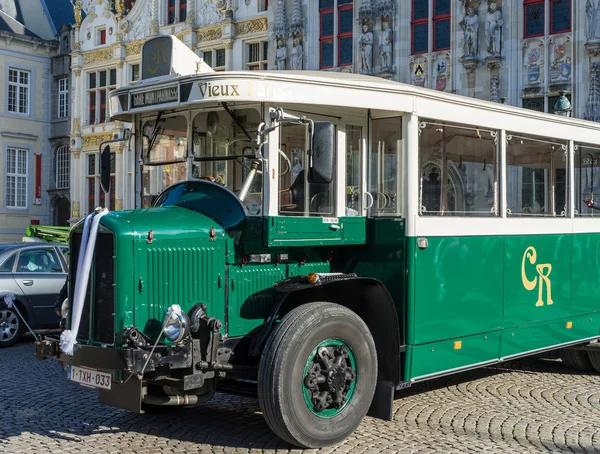 BRUGES, BELGIUM / EUROPE - SEPTEMBER 25: Old bus outside the Prov — стоковое фото