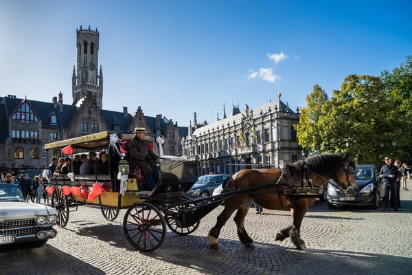 Brygge, Belgien / Europa - 25 September: häst och vagn i Ma — Stockfoto