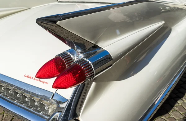 BRUGES, BÉLGICA / EUROPA - SETEMBRO 25: Cadillac carro de casamento em — Fotografia de Stock