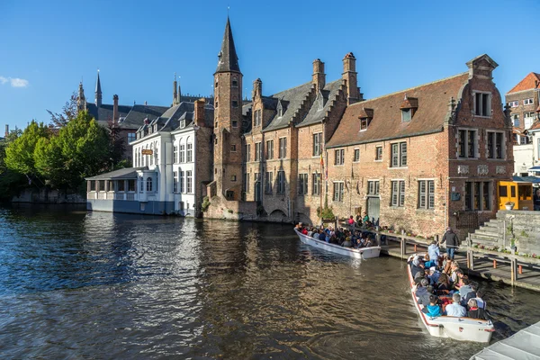 BRUGES, BELGIUM/ EUROPE - SEPTEMBER 25: Tourists taking a boat t — Zdjęcie stockowe