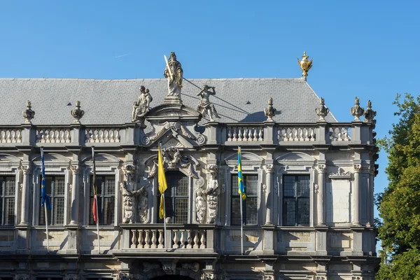 BRUGES, BELGIUM / EUROPE - SEPTEMBER 25: Statues on a roof of a Лицензионные Стоковые Изображения