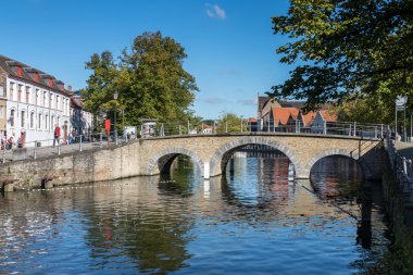 Bruges, Belçika / Avrupa - 26 Eylül: B bir kanal üzerinden köprü