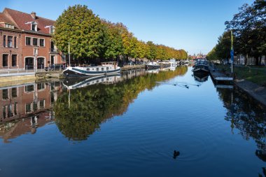 Bruges, Belçika / Avrupa - 26 Eylül: görünüm Bru bir kanal aşağı