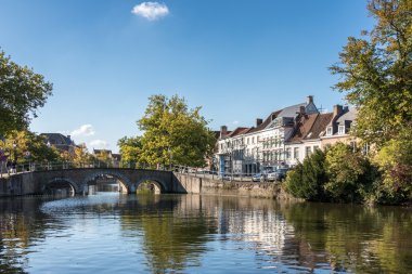 Bruges, Belçika / Avrupa - 26 Eylül: B bir kanal üzerinden köprü