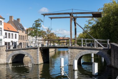 Bruges, Belçika / Avrupa - 26 Eylül: B bir kanal üzerinden köprü