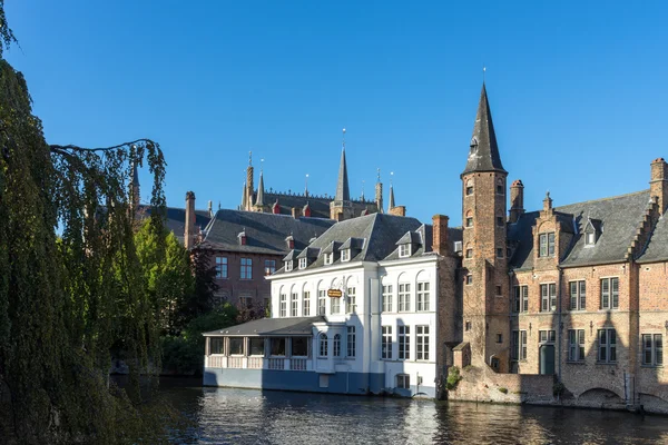 BRUGES, BELGIUM/ EUROPE - SEPTEMBER 25: Buildings along a canal — Zdjęcie stockowe