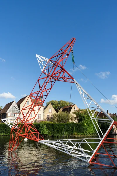 BRUGES, BELGIUM / EUROPE - 25 СЕНТЯБРЯ: Pylon in the canal in Br — стоковое фото