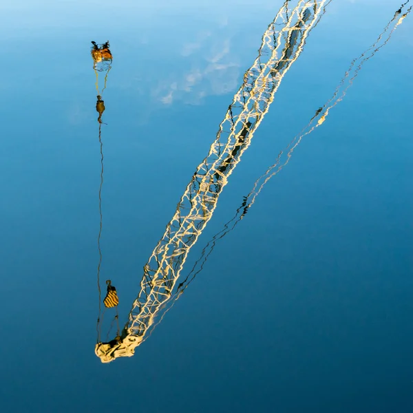 BRUGES, BELGIUM/ EUROPE - SEPTEMBER 25: Reflection of a crane in — Stock Photo, Image