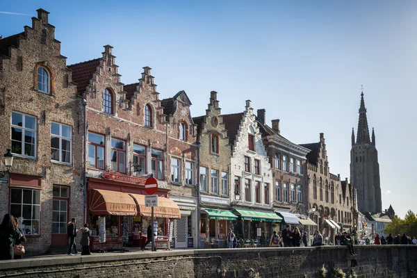 BRUGES, BELGIUM/ EUROPE - SEPTEMBER 25: Busy street in Bruges We — Stockfoto