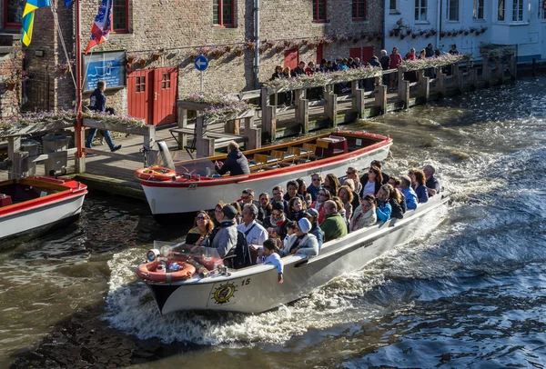 BRUGES, BELGIUM/ EUROPE - SEPTEMBER 25: Tourists enjoying a boat — Stock fotografie