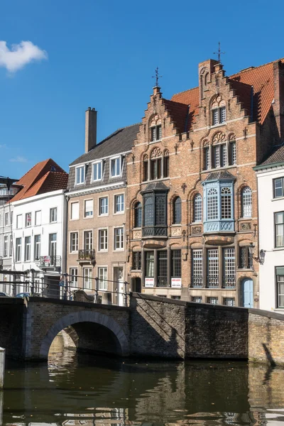 BRUGES, BÉLGICA / EUROPA - 26 DE SEPTIEMBRE: Puente sobre un canal en B —  Fotos de Stock