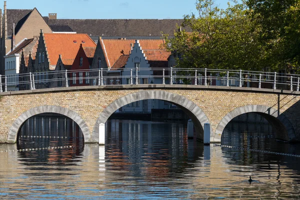 BRUGES, BELGIUM / EUROPE - SEPTEMBER 26: Bridge over a canal in B — стоковое фото