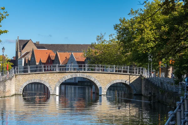 BRUGES, BELGIUM/ EUROPE - SEPTEMBER 26: Bridge over a canal in B — Stock Photo, Image