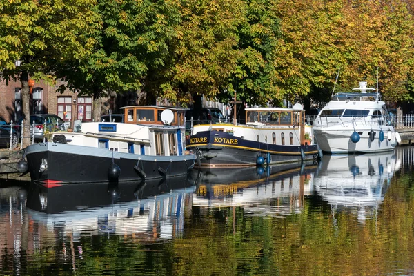 BRUGES, BELGIUM/ EUROPE - SEPTEMBER 26: Barges moored in Bruges — Stok fotoğraf