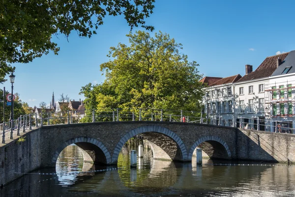 Brugia, Belgia / Europa - 26 września: Most nad kanałem w B — Zdjęcie stockowe