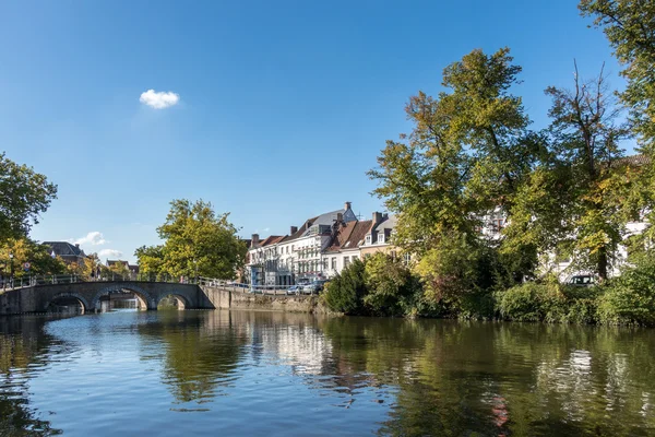 BRUGES, BÉLGICA / EUROPA - 26 DE SETEMBRO: Ponte sobre um canal em B — Fotografia de Stock