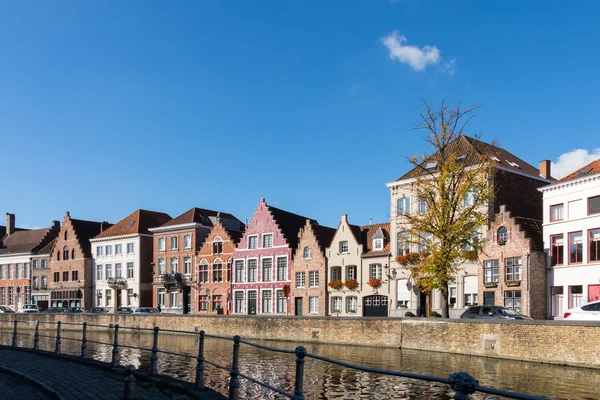 BRUGES, BÉLGICA / EUROPA - 26 DE SEPTIEMBRE: Edificios junto a una —  Fotos de Stock