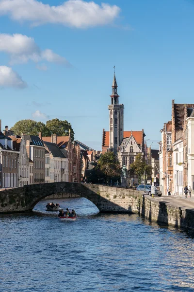 BRUGES, BELGIUM/ EUROPE - SEPTEMBER 26: Tourists enjoying a boat — Stockfoto