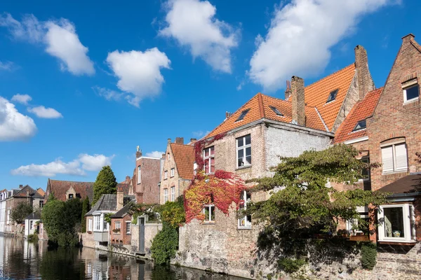 BRUGES, BÉLGICA / EUROPA - 26 DE SEPTIEMBRE: Edificios junto a una — Foto de Stock