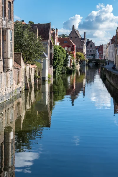 Bruges, Belçika / Avrupa - 26 Eylül: binalar bir CA'ın yanında — Stok fotoğraf