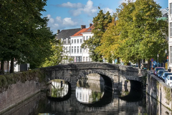 BRUGES, BÉLGICA / EUROPA - 26 DE SEPTIEMBRE: Puente sobre un canal en B — Foto de Stock