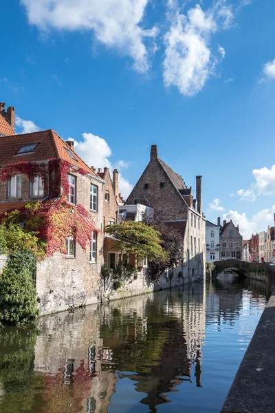 BRUGES, BELGIUM/ EUROPE - SEPTEMBER 26: Buildings alongside a ca — Stock Photo, Image